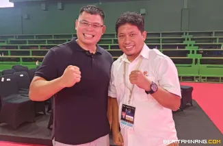 Mantan juara dunia tinju, Chris John bersama Ketua KONI Sumatera Barat, Hamdanus. Foto: Humas KONI Sumbar