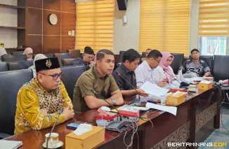 Ketua Umum KONI Sumbar Hamdanus dalam rapat kerja bersama Komisi V DPRD Sumbar dan Dinas Pemuda dan Olahraga (Dispora) di ruang rapat Komisi V DPRD Sumbar, Rabu (15/10/2025). Foto: Humas KONI Sumbar