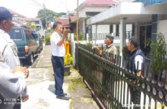 Petugas Dishub Padang Panjang ketika mendatangi warga yang mengadukan keluhan ke layanan LAPOR. Foto:Kominfo Padang Panjang