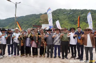 Gubernur Sumbar Mahyeldi dan Wako Padang Panjang Hendri Arnis foto bersama usai pembukaan Pacu Kuda Alek Anak Nagari Padang Panjang, Batipuah, dan X Koto (Pabasko), Ahad (26/10), di Gelanggang Bancalaweh. Foto: Kominfo Padang Panjang