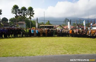 Foto bersama usai apel Kesiapsiagaan Kamtibmas dan Kebencanaan yang dipimpin Wakil Wali Kota Padang Panjang, Allex Saputra, di halaman Balai Kota, Senin (22/9/2025). Foto: Kominfo Padang Panjang