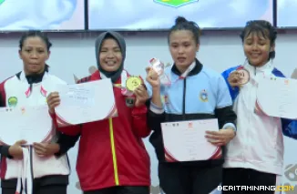 Atlet gulat Sumatera Barat (Sumbar) Yusma Deswita (dua dari kiri) perlihatkan medali emas perdana bagi kontingen Ranah Minang pada ajang PON Beladiri II 2025 yang digelar di Kudus, Jawa Tengah, Senin (14/10). Foto: Humas KONI Sumbar