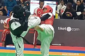 Petarung Sumbar Vebi Sasmita Husna (merah) harus mengakui keunggulan petarung Kalimantan Barat, Karunia Ingtyas pada final kelas 62,1--66 kg putri, Vebi kalah Kalimantan Barat, Karunia Ingtyas Putranti. Foto: Hendri Parjiga/ Humas KONI Sumbar