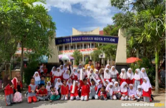 Tim PKM dari Departemen Teknik Sipil, FT UNP foto bersaa di depan SDN 19 Tanah Garam, Kecamatan Lubuk Sikarah, Kota Solok, Sumatera Barat. Foto-Foto: Tim PKM UNP