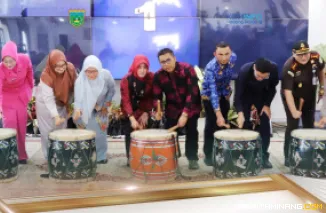 Rabu (17/9/2025), Wali Kota Hendri Arnis bersama Ketua TP-PKK, Ny. Maria Feronika Hendri resmi me-launching program Sekolah Keluarga di Pendopo Rumah Dinas. Foto: Kominfo Padang Panjang