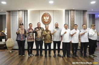 Wali Kota Padang Panjang, Hendri Arnis ketika bertemu  Menteri Kelautan dan Perikanan RI, Sakti Wahyu Trenggono dalam pertemuan di Kementerian Kelautan dan Perikanan (KKP), Jakarta, Kamis (18/9/2025). Foto: Kominfo Padang Panjang