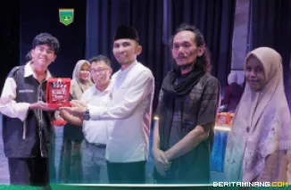 Wali Kota Padang Panjang Allex Saputra, yang hadir menutup kegiatan dan menyerahkan hadiah di Gedung Pertunjukan Hoerijah Adam, Kampus ISI Padangpanjang, Jumat (17/10). Foto: Kominfo Padang Panjang