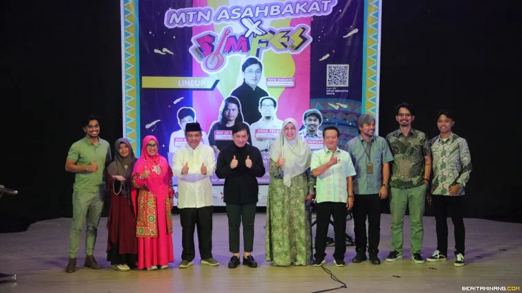 Staf Khusus Presiden bidang Ekonomi Kreatif,Yopie Widianto bersama Pimpinan dan Dosen FBS UNP.