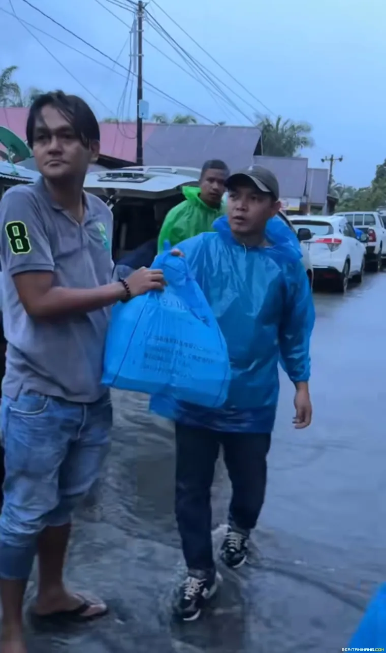 Suasana penyerahan bantuan ke warga terkena dampak banjir di Pasaman Barat.