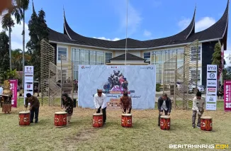 Suasana pembukaan Pesona Tambua Tansa 2025 di Lapangan Hijau Matur, depan Kantor Camat Matur, Kabupaten Agam, Sumatera Barat, Sabtu (8/11/2025). Fioto: Adpim Sumbar