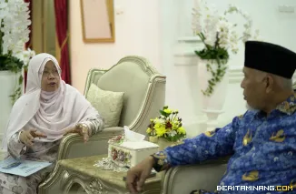 Gubernur Mahyeldi saat menerima pimpinan Diniyyah Puteri Padang Panjang di Istana Gubernuran Sumbar, Senin (17/11/2025). Foto: Adpim Sumbar