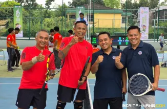 Pasangan tenis UNP kategori Eksekutif A, pasangan UNP Prof. Remon Lapisa/ Prof Syahrial Bakhtiar menghadapi pasangan Undiksha Bali, Wayan/I Gede Putu. (Foto Istimewa)