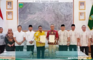 Wali Kota, Hendri Arnis saat menerima kunjungan Kepala Kantor Wilayah (Kakanwil) Kementerian Imigrasi dan Pemasyarakatan (Kemen Imipas) Sumatera Barat, Nurudin, di Rumah Dinas Wali Kota, Jumat (24/10/2025). Foto: Kominfo Padang Panjang