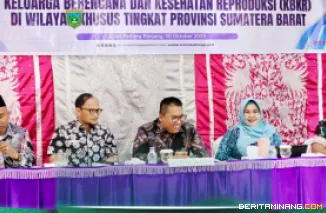 Wali Kota, Hendri Arnis saat membuka kegiatan Fasilitasi Intensifikasi dan Integrasi Pelayanan KBKR di Wilayah Khusus Provinsi Sumatera Barat, yang digelar Perwakilan BKKBN Sumbar di Hotel Pangeran, Kamis (30/10/2025). Foto: Kominfo Padang Panjang