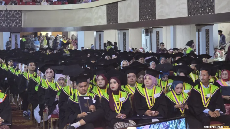 Wisudawan FBS Universitas Negeri Padang.