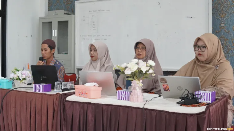 Guru dan jajaran pimpinan SMP IT Mutiara Hati Payakumbuh mengikuti rapat kerja sebagai bagian dari strategi peningkatan mutu pendidikan.