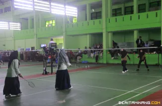 Suasana Pertandingan badminton Hari Ulang Tahun ke-54 Korps Pegawai Republik Indonesia (HUT Korpri) digelar meriah di GOR Bancalaweh, Senin (24/11/2025). Foto: Kominfo Padang Panjang