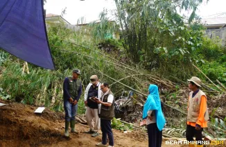 Wali Kota Hendri Arnis bergerak cepat meninjau sejumlah lokasi terdampak, memastikan warganya tidak menghadapi masa sulit ini seorang diri. Foto: Kominfo Padang Panjang