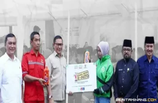 Wako Bukittinggi membuka kegiatan service dan ganti oli gratis bagi 200 driver ojek. Online di halaman Balai kota, Selasa, (02/12)