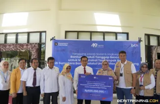 Direktur Commercial Banking BTN, Hermita serahkan banguan kepada Rektor UNP, Krismadinata, Ph.D., pada Senin (1/12/2025) di Lobby Rektorat UNP. Foto: Humas UNP