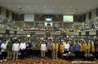 Gubernur Sumatera Barat (Sumbar), Mahyeldi Ansharullah ketika mendampingi Menteri Koordinator Bidang Pemberdayaan Masyarakat Republik Indonesia, Abdul Muhaimin Iskandar di Auditorium UNP, Rabu (17/12/2025). Foto: Adpim Sumbar