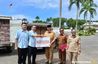 Gubernur Sumbar, Mahyeldi Ansharullah ketika menerima bantuan di Istana Gubernuran, Selasa (2/12/2025). Foto: Adpim Sumbar