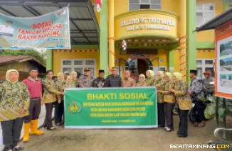 Rombongan Ikatan Adhyaksa Dharmakarini (IAD) Wilayah Sumatera Barat melaksanakan kegiatan bakti sosial berupa penyaluran bantuan sosial kepada masyarakat di sejumlah nagari di wilayah Padang Panjang dan sekitarnya. Foto: Ist.