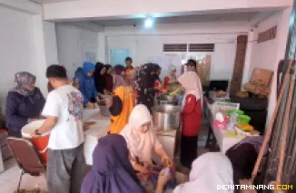 Suasana di Dapur Umum bagi para pengungsi Padang Panjang, Sabtu (29/11/2025). Foto: Kominfo Padang Panjang