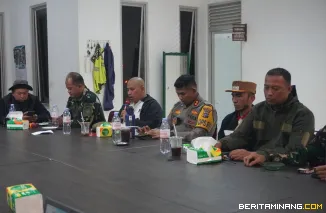Suasana rapat evaluasi terpadu yang digelar di Aula Koramil, Jumat (28/11/2025) malam. Rapat dipimpin Wali Kota, Hendri Arnis. Foto: Kominfo Padang Panjang