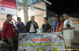 Tim Perantauan Minang Kalimantan Barat saluran lansung bantuan untuk korban Bencana Banjir Bandang Pelambayan Agam. Senin(15/12). Foto : ade