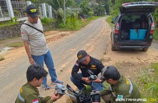 Tim Pusat Riset Perubahan Iklim (RCCC) Universitas Negeri Padang (UNP) bersama Asosiasi Pilot Drone Indonesia (APDI) melakukan kegiatan pemetaan kawasan terdampak bencana hidrometeorologi di Sumatera Barat. Foto: Humas UNP