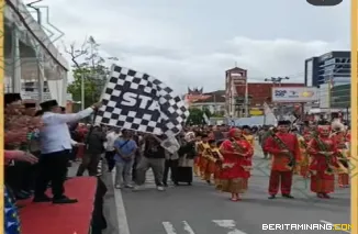 Walikota Bukittinggi mengibarkan bendera star tanda di lepasnya peserta pawai ta'aruf MTQ Nasional ke 41 tingkat provinsi Sumatera Barat di Bukittinggi, Sabtu, (13/12)