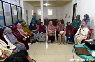 Ketua TP PKK Kota Padang Panjang, Ny. Maria Feronika Hendri saat melakukan kunjungan, Selasa (25/11/2025). Foto: Kominfo Padang Panjang