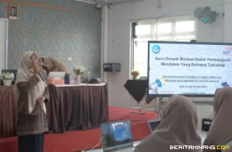 Fasilitator Pembelajaran Mendalam, Nofrianti, S.Pd, menyampaikan materi penguatan growth mindset guru dalam pembelajaran berbasis teknologi di SMP IT Mutiara Hati Payakumbuh.