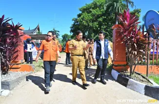 Asisten I Setdaprov Sumatera Barat Ahmad Zakri menerima bantuan kemanusiaan dari Wakil Gubernur Jawa Timur Emil Elistianto Dardak, di Kantor BPBD Sumatera Barat, Senin (1/12/2025). Foto: Adpim Sumbar