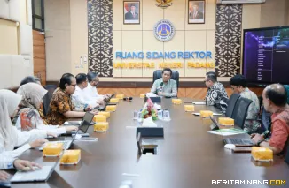 Suasana pertemuam Sekretaris UNP, Dr. Erianjoni, M.Si dengan Kepala Biro Hukum, Humas, dan Kerja Sama Komnas HAM, Gatot Ristanto. Foto: Humas UNP