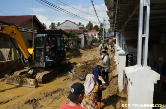 Rektor UNP Krismadinata, Ph.D ketika melihat pembersihan lumpur di lokasi rumah terdampak di Padang. Fotp:Humas UNP