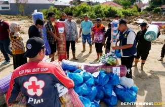 Tim UNP menyalurkan bantuan hasil kerjasama UNP Charity bersama BTN serta dukungan dari Universitas Negeri Semarang (UNNES).Foto: Humas UNP
