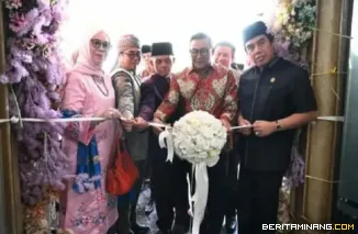 Peresmian gedung baru PT BPRS Jam Gadang okeh Wako Bukittinggi Ramlan Nurmatias, Sabtu, (20/12)