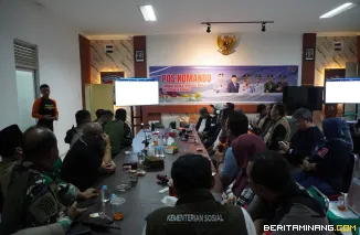Suasana Pemerintah Kota Padang Panjang bersama unsur Forkopimda menggelar Rapat Koordinasi, Sabtu (29/11/2025) malam di Posko Komando Markas Koramil 01/PP.  Foto: Kominfo Padang Panjang