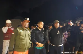 Wali Kota, Hendri Arnis meninjau proses pembersihan material longsor di kawasan Jembatan Kembar, Jumat (28/11/2025) malam. Foto: Kominfo Padang Panjang