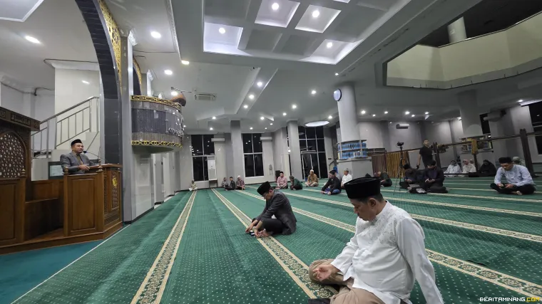 Jemaah Subuh Mubarak Universitas Negeri Padang.