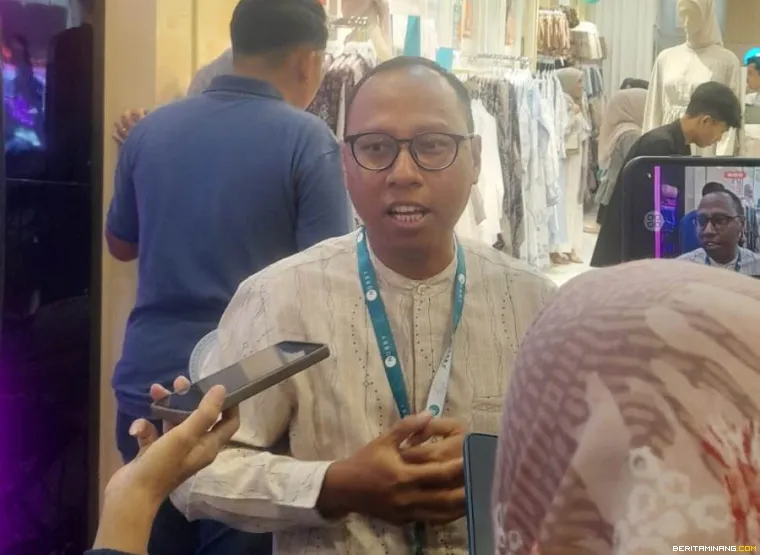 Ade Wahyudi selaku Regional Manager Nobby, sedang wawancara media.