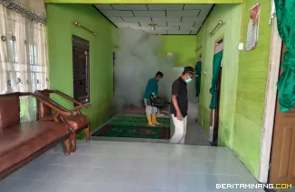 Tim dari Dinas kesehatan melakukan Foging untuk mengendalikan penyebaran penyakit, khususnya Demam Berdarah Dengue (DBD). (27/1) Foto : Dk