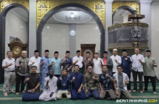 Kegiatan Subuh Mubarak yang dilaksanakan pada Jumat (2/1) bertempat di Masjid Raya Al-Azhar Kampus UNP Air Tawar Padang. Foto ET.