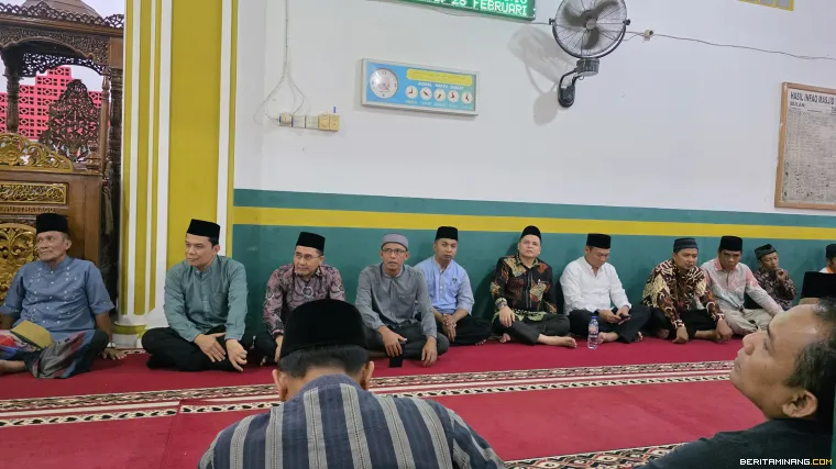 Jamaah Masjid Wusta Sago Salido.