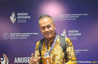 Dosen Universitas Negeri Padang (UNP), Prof. Rahadian Zainul, perlihatkan Gold Winner Anugerah Diktisaintek 2025. Foto: Ist.