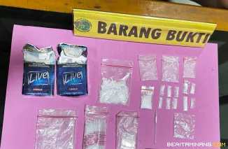 Satresnarkoba Pasbar amankan barang bukti berupa satu paket besar dan satu paket sedang serta 10 paket kecil narkotika jenis sabu-sabu dibungkus plastik klip warna bening. Jumat, (6/2). Foto : De