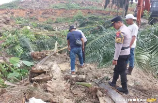 Kapolsek Pulau Punjung AKP Azhamu Suwaril dan anggota sedang melakukan olah TKP. Foto: Eko/BeritaMinang