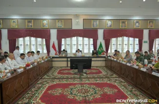 Menteri Perhubungan RI, Dudy Purwagandhi Kementerian ketika Rapat Koordinasi di Auditorium Gubernuran, Kamis (26/2/2026). Foto:Adpim Sumbar
